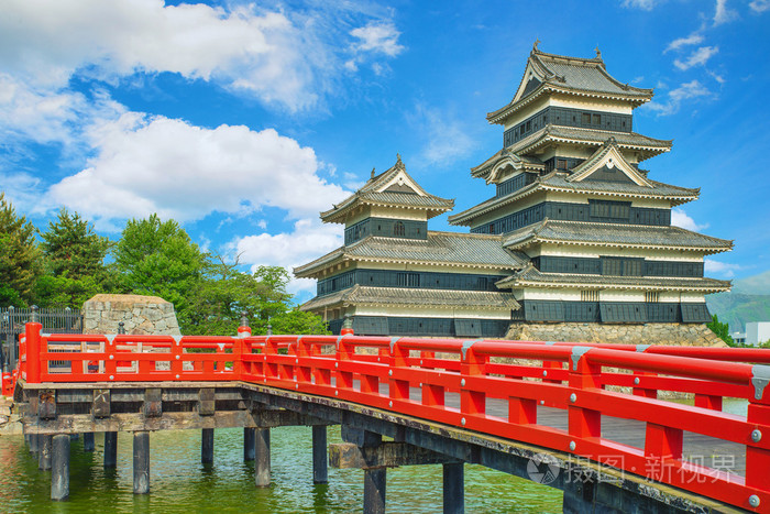 蓝色的天空 在nagono 市 日本松本城照片 正版商用图片1k0g6q 摄图新视界