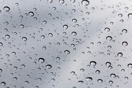 玻璃镜面背景上的雨滴.照片