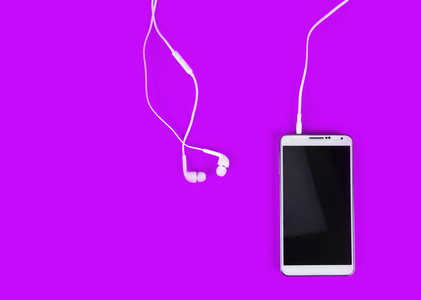 如何使用数字音乐或智能手机的白色耳机