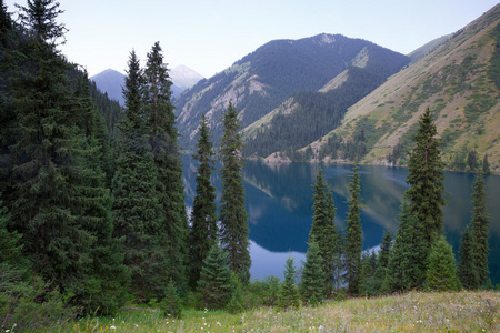 山中的蓝色湖泊