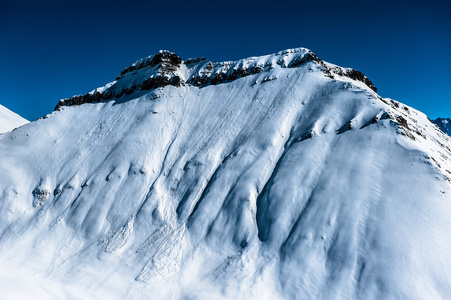 冬天白雪皑皑的山脉。高加索山脉，格鲁吉亚 Gudauri