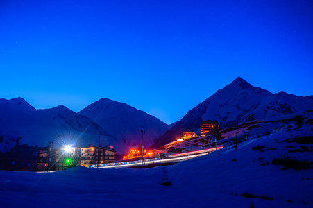 冬天白雪皑皑的山脉。高加索山脉，格鲁吉亚 Gudauri