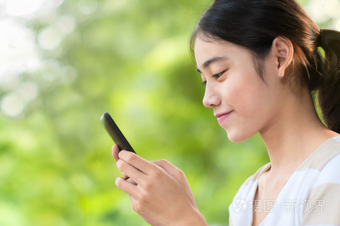 在智能手机上打字的亚洲女人
