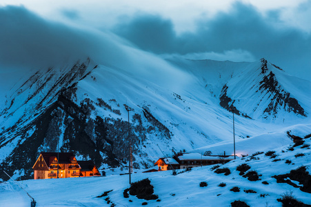 冬天白雪皑皑的山脉。高加索山脉，格鲁吉亚 Gudauri