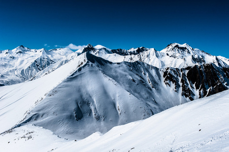 冬天白雪皑皑的山脉。高加索山脉，格鲁吉亚 Gudauri