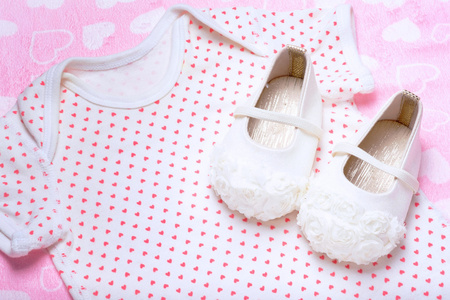 可爱的婴儿鞋，为孩子们甜美的衣服上的