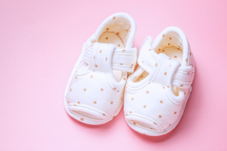 可爱的婴儿鞋，为粉红色的背景上的孩子们的