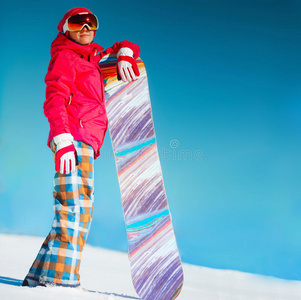 雪地上带着滑雪板的女孩