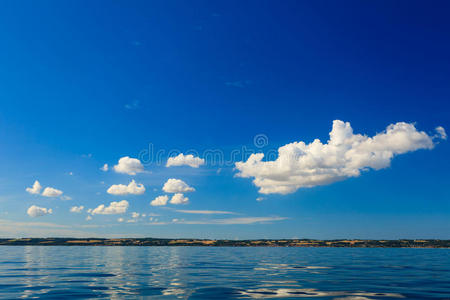 美丽的海景海平面和天空。