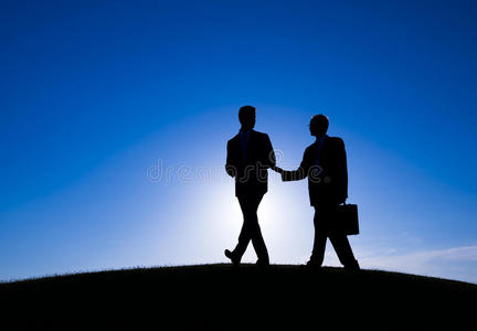 商务人士在山上聚会的剪影照片