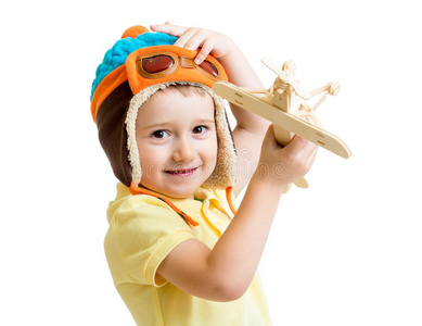 小男孩玩木制飞机玩具和