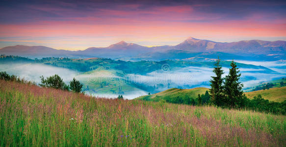 喀尔巴阡山脉多姿多彩的晨景。