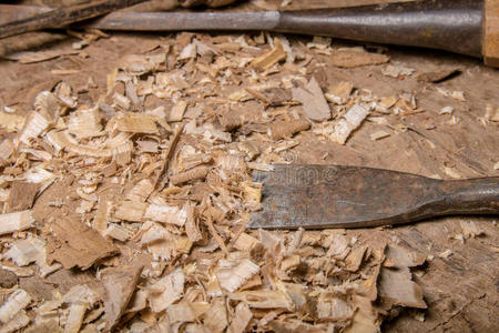 木桌上的木工工具