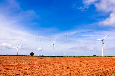 绿色草地上的风力涡轮机