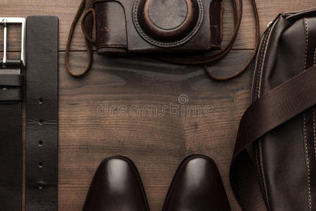 棕色鞋子，皮带，袋子和胶卷相机框架