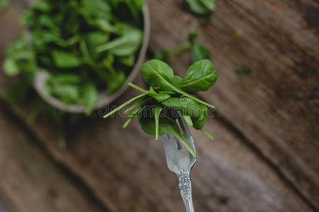 桌子上的菠菜