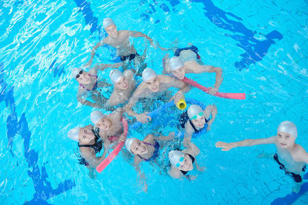 游泳池儿童小组