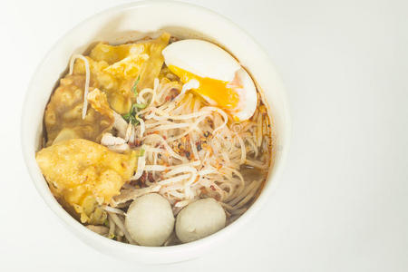 泰国面条汤在一碗白底上尝着辣面汤。