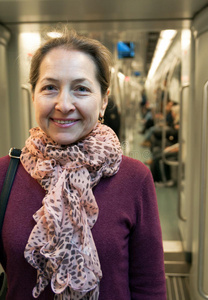 地铁里的女人。
