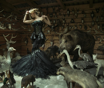 在一个满是野兽的锁着的房间里的性感女人照片