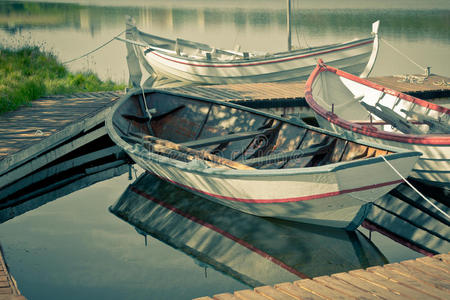带桨的漂浮木船