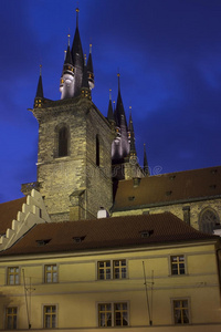 晚上布拉格的泰恩哥特式大教堂