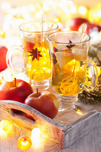 一杯加橙汁和香料的苹果酒，冬天饮用