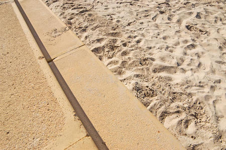 沙中的石凳