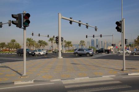 贝鲁特科尼切中东,卡塔尔,多哈,科尼切和西湾中央金融区的交通照片