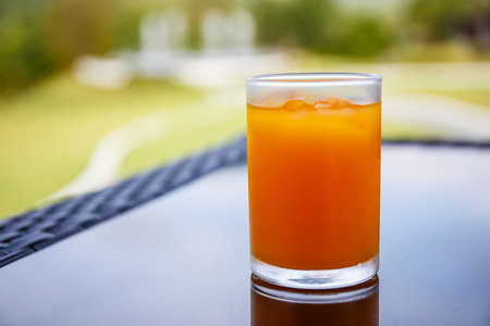 桌上一杯橙汁