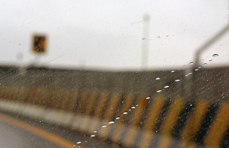 在街头箭头标志与雨中驾驶