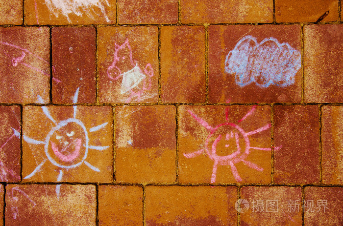 用粉笔在红砖墙上画的可爱的幼稚.太阳和云