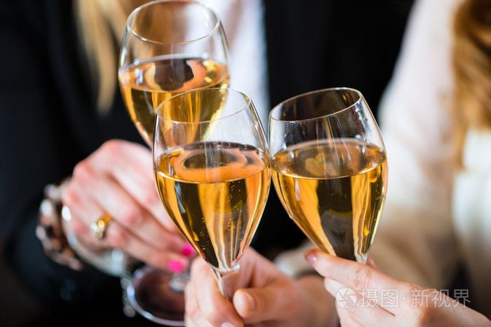 团队精神-香槟碰杯