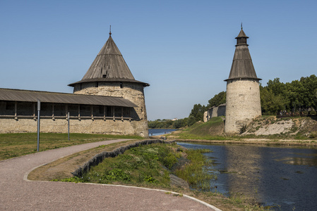 墙壁和普斯科夫克里姆林宫的这条河两岸的塔