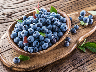 成熟的蓝莓，木桌上的碗里