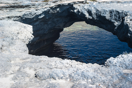 法维涅纳岛的弧形岩石图片