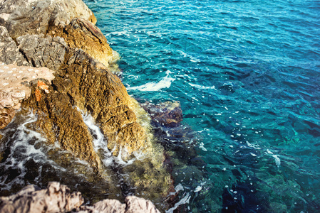 海景壁纸背景与岛屿悬崖和海洋撞击岩石