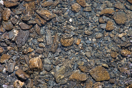 一条山涧河流水流在石头上照片