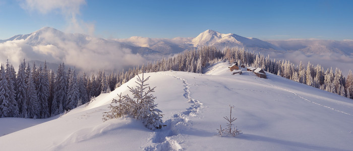 山村的冬季全景