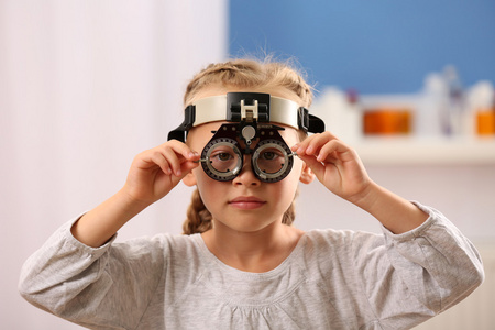 年轻的女孩正在进行视力测试图片