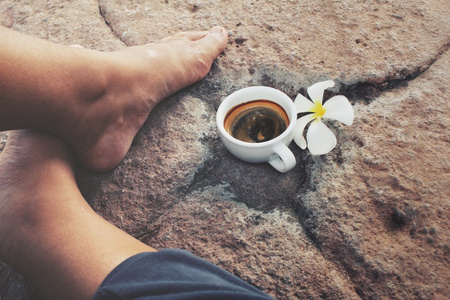 咖啡和脚的自拍与弗兰基帕尼花