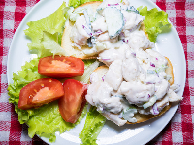 意大利 ciabatta pollo 沙拉配鸡肉和西红柿菜