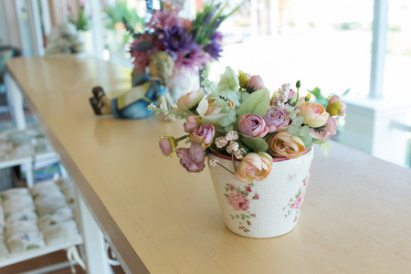 在客厅里的木桌上装饰花花瓶剪纸