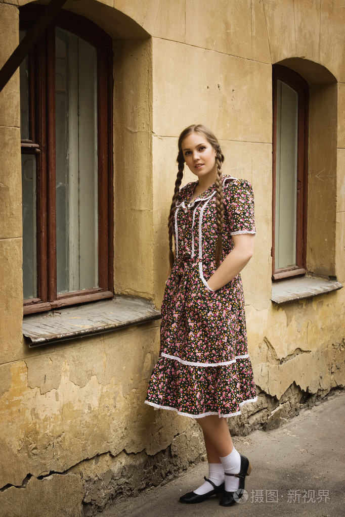 复古风格的苏联女孩是在莫斯科大街上