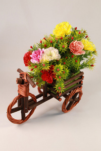美丽而又丰富多彩的花束，在车里的木制篮子里