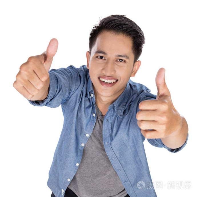 在白色的背景,构成的亚洲年轻男子竖起大拇指