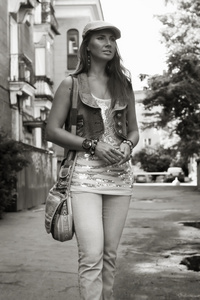 时尚年轻女人走在大街上