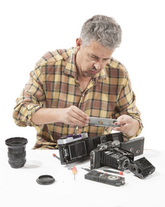 男人修补老式相机