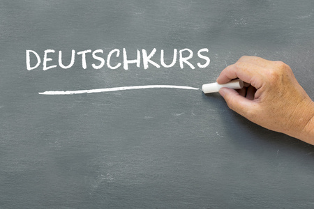 德语单词 Deutschkurs 德国 co 与黑板上的手