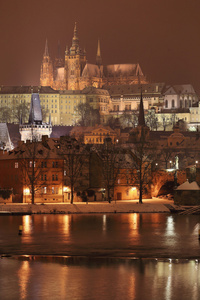 夜间浪漫多彩多姿的布拉格哥特式城堡与查理大桥, 捷克共和国